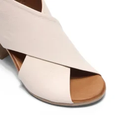 Piacere Off-White Leather Crossover Sandals<Carl Scarpa Clearance